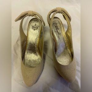 NWT Miss Albright heel gold size 7.5